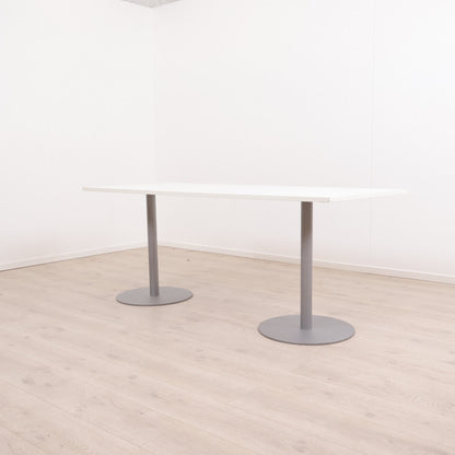 Møtebord/skrivebord med kabelluke i bordplaten