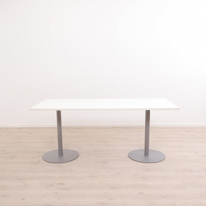 Møtebord/skrivebord med kabelluke i bordplaten