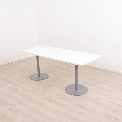 Møtebord/skrivebord med kabelluke i bordplaten
