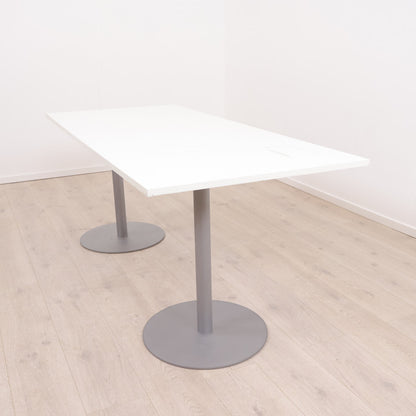 Møtebord/skrivebord med kabelluke i bordplaten