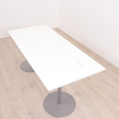 Møtebord/skrivebord med kabelluke i bordplaten