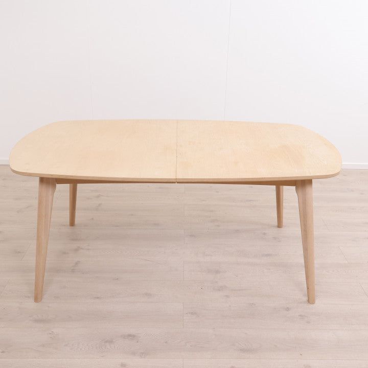 Marte spisebord med ileggsplater i klassisk nordisk design