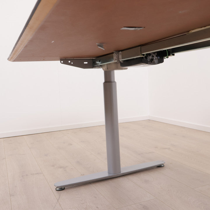 180x90 cm, LINAK elektrisk hev/senk skrivebord