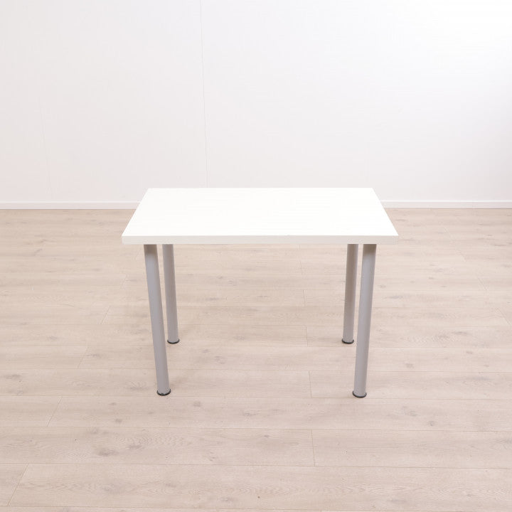 Enkelt, hvitt skrivebord med fire stk grå bordben (100x60 cm)