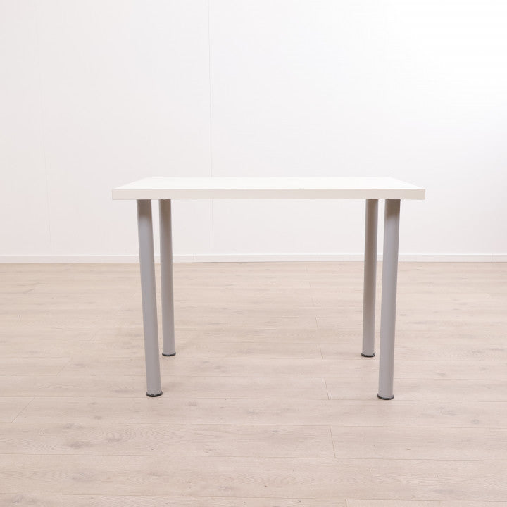 Enkelt, hvitt skrivebord med fire stk grå bordben (100x60 cm)
