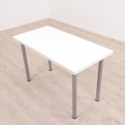 Enkelt, hvitt skrivebord med fire stk grå bordben (120x60 cm)