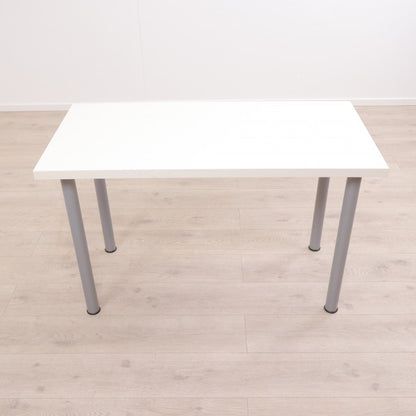 Enkelt, hvitt skrivebord med fire stk grå bordben (120x60 cm)