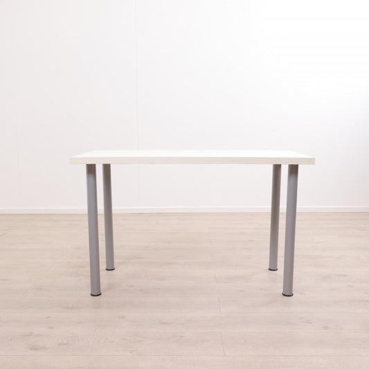 Enkelt, hvitt skrivebord med fire stk grå bordben (120x60 cm)
