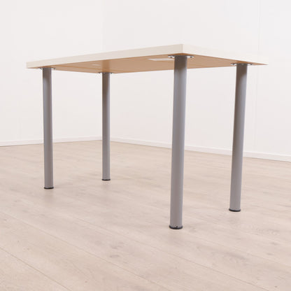 Enkelt, hvitt skrivebord med fire stk grå bordben (120x60 cm)