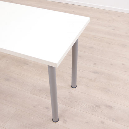 Enkelt, hvitt skrivebord med fire stk grå bordben (120x60 cm)