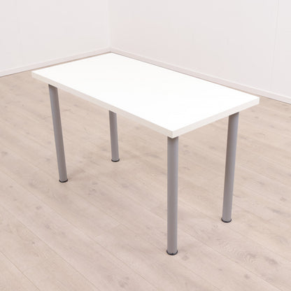 Enkelt, hvitt skrivebord med fire stk grå bordben (120x60 cm)