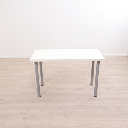 Enkelt, hvitt skrivebord med fire stk grå bordben (120x60 cm)