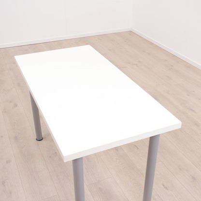 Enkelt, hvitt skrivebord med fire stk grå bordben (120x60 cm)