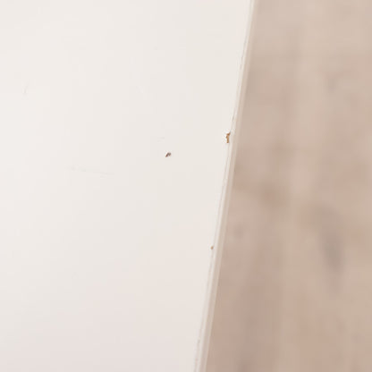 Enkelt, hvitt skrivebord med fire stk grå bordben (120x60 cm)