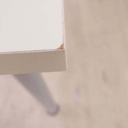 Enkelt, hvitt skrivebord med fire stk grå bordben (120x60 cm)