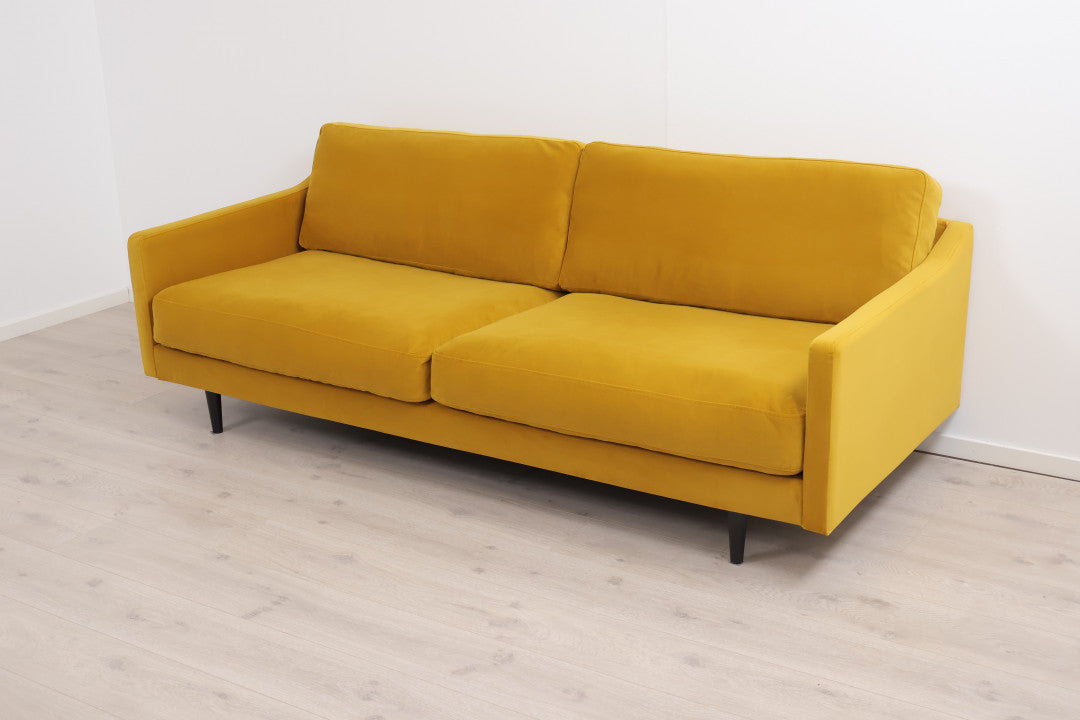Nyrenset | Hilmers Flex 3-seter sofa i fløyelsstoff med dunputer