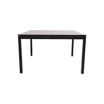 Sort spisebord i stilrent design