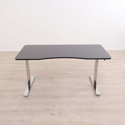 Elektrisk hev/senk skrivebord på krom understell og sort bordplate