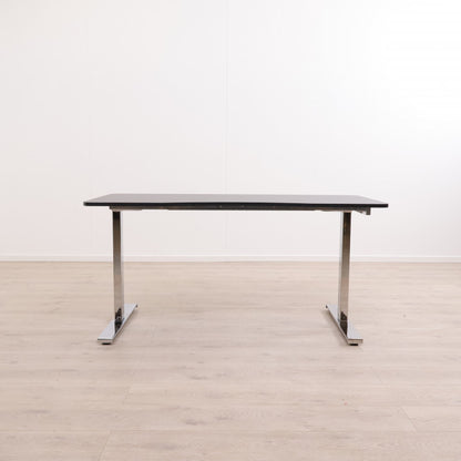 Elektrisk hev/senk skrivebord på krom understell og sort bordplate