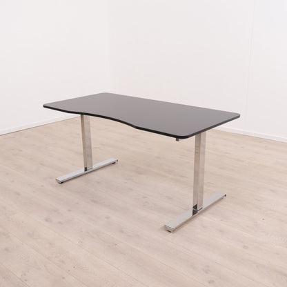 Elektrisk hev/senk skrivebord på krom understell og sort bordplate