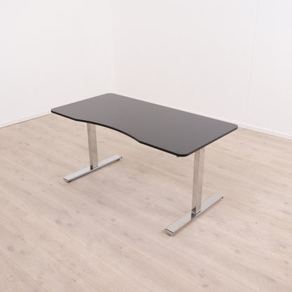 Elektrisk hev/senk skrivebord på krom understell og sort bordplate