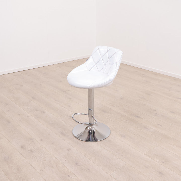 Barstoler i hvitt, imitert skinn fra Paal Furniture