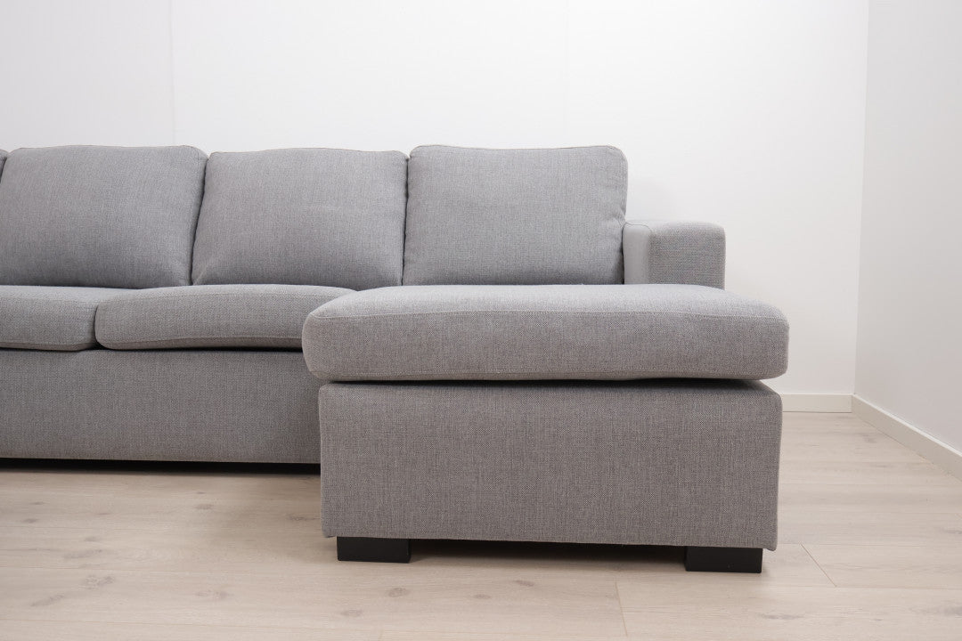 Nyrenset | Stor lysegrå u-sofa med sjeselong og puff med oppbevaring