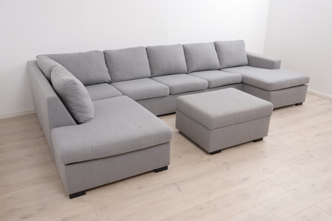 Nyrenset | Stor lysegrå u-sofa med sjeselong og puff med oppbevaring