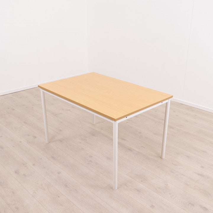 Skrivebord/arbeidsbord med trefarget plate og hvitt understell