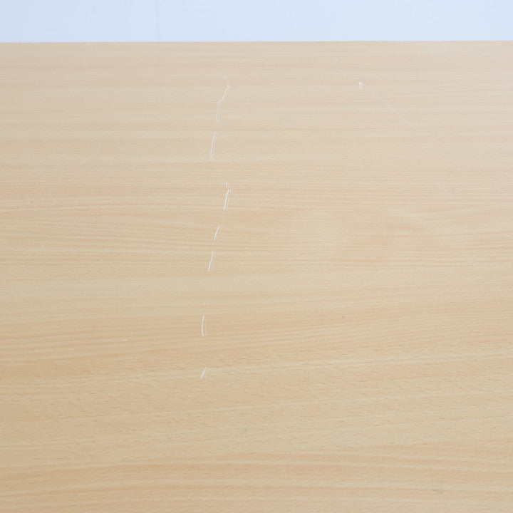 Skrivebord/arbeidsbord med trefarget plate og hvitt understell