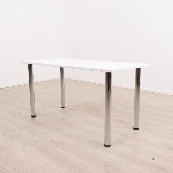 Skrivebord/arbeidsbord med fire stk krom ben