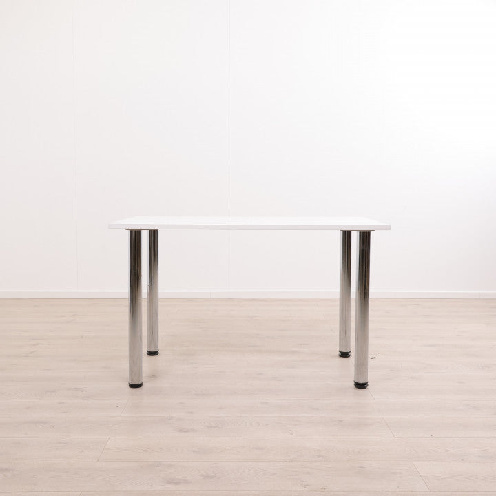 Skrivebord med hvit plate og fire stk krom ben