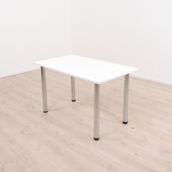 Skrivebord med hvit plate og fire stk krom ben