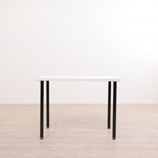 IKEA skrivebord med sorte ADILS bordben