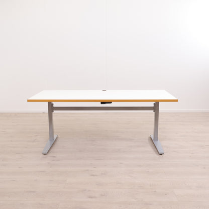 Elektrisk hev/senk skrivebord med kabelluke