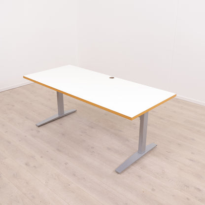 Elektrisk hev/senk skrivebord med kabelluke
