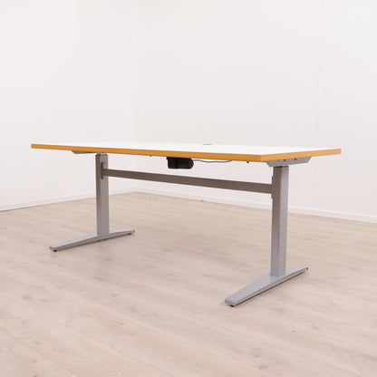 Elektrisk hev/senk skrivebord med kabelluke