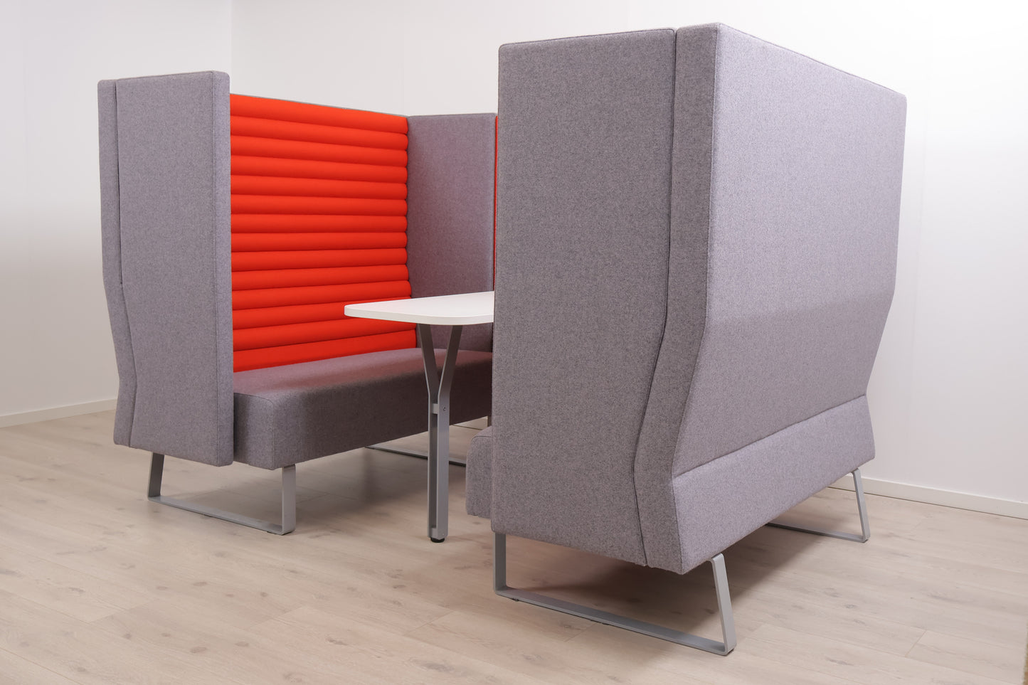 Nyrenset | Mr. Box Meetingpoint sofagruppe med bord og lydskjerming fra Scan Sørlie
