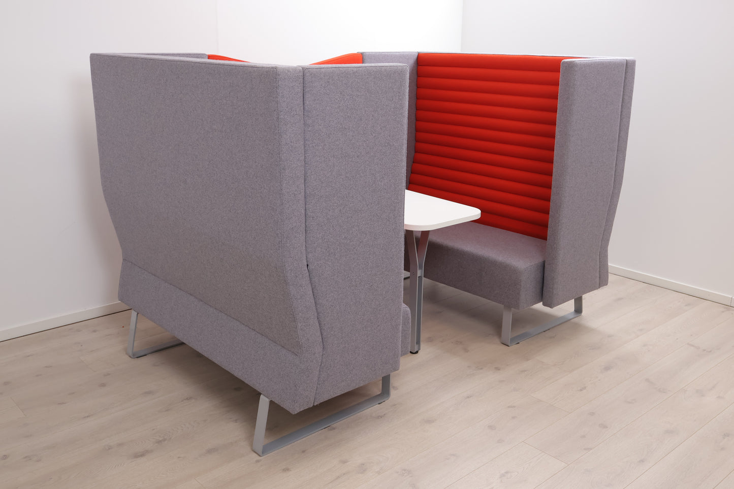 Nyrenset | Mr. Box Meetingpoint sofagruppe med bord og lydskjerming fra Scan Sørlie