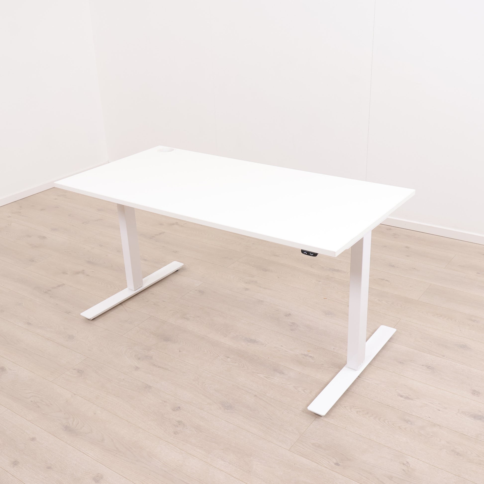 TiMotion helhvit elektrisk hev/senk skrivebord. 140 x 70 cm
