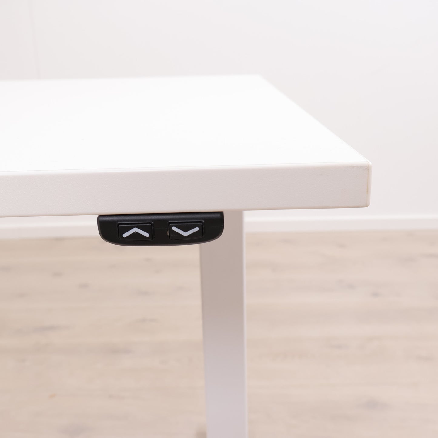 TiMotion helhvit elektrisk hev/senk skrivebord. 140 x 70 cm