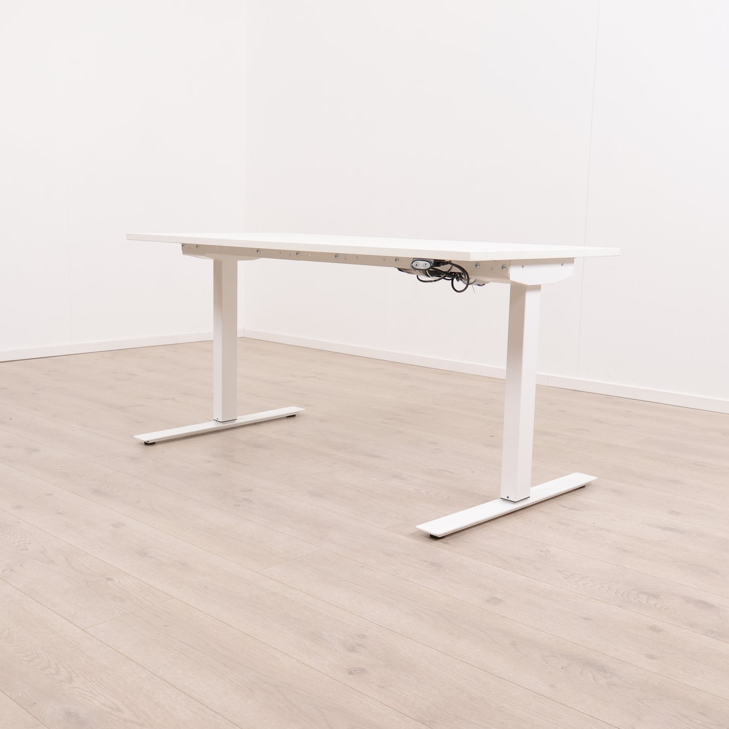 Rol Ergo helhvit elektrisk hev/senk skrivebord. 140 x 70 cm