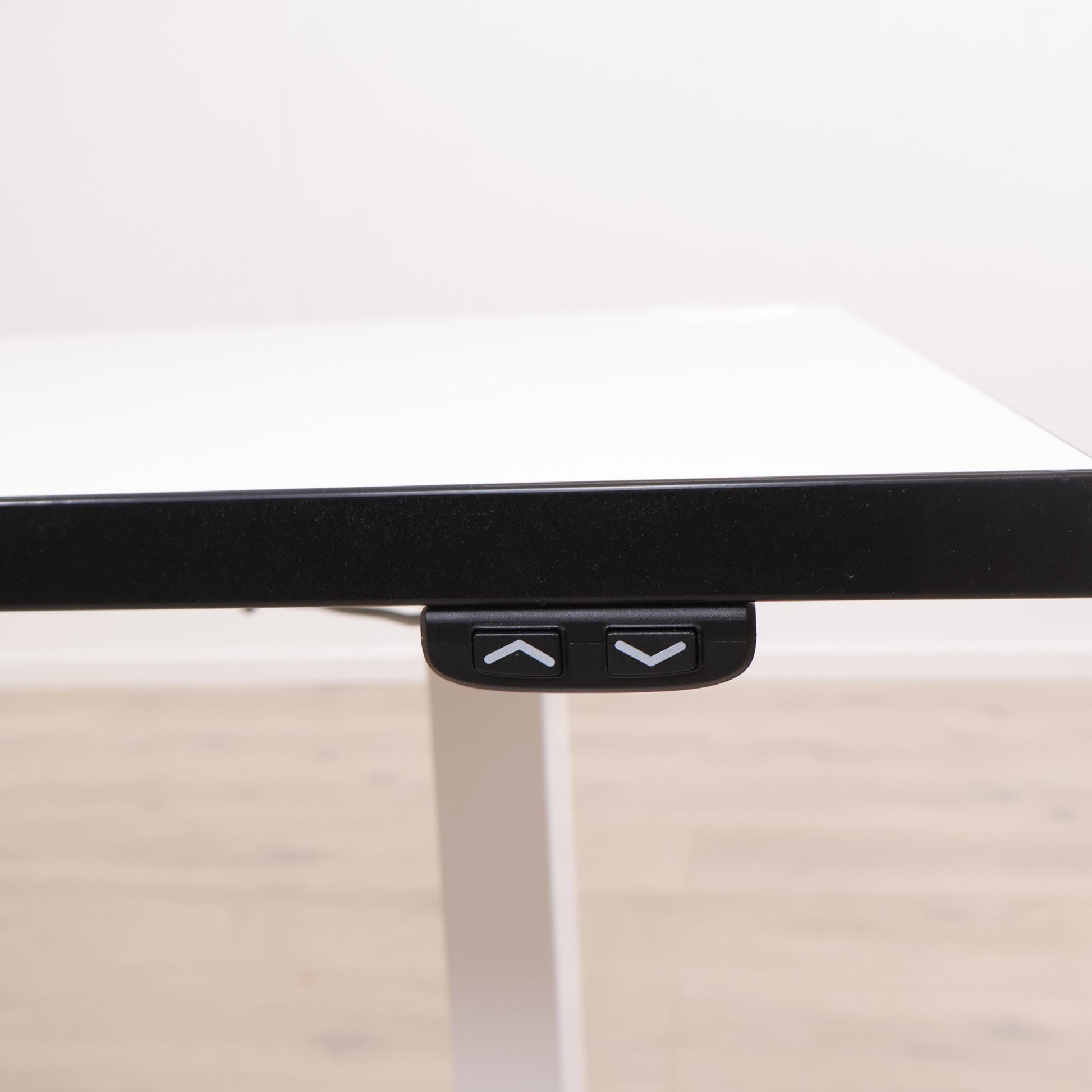 TiMotion elektrisk hev/senk skrivebord med sort kant på bordplaten. 140 x 70 cm