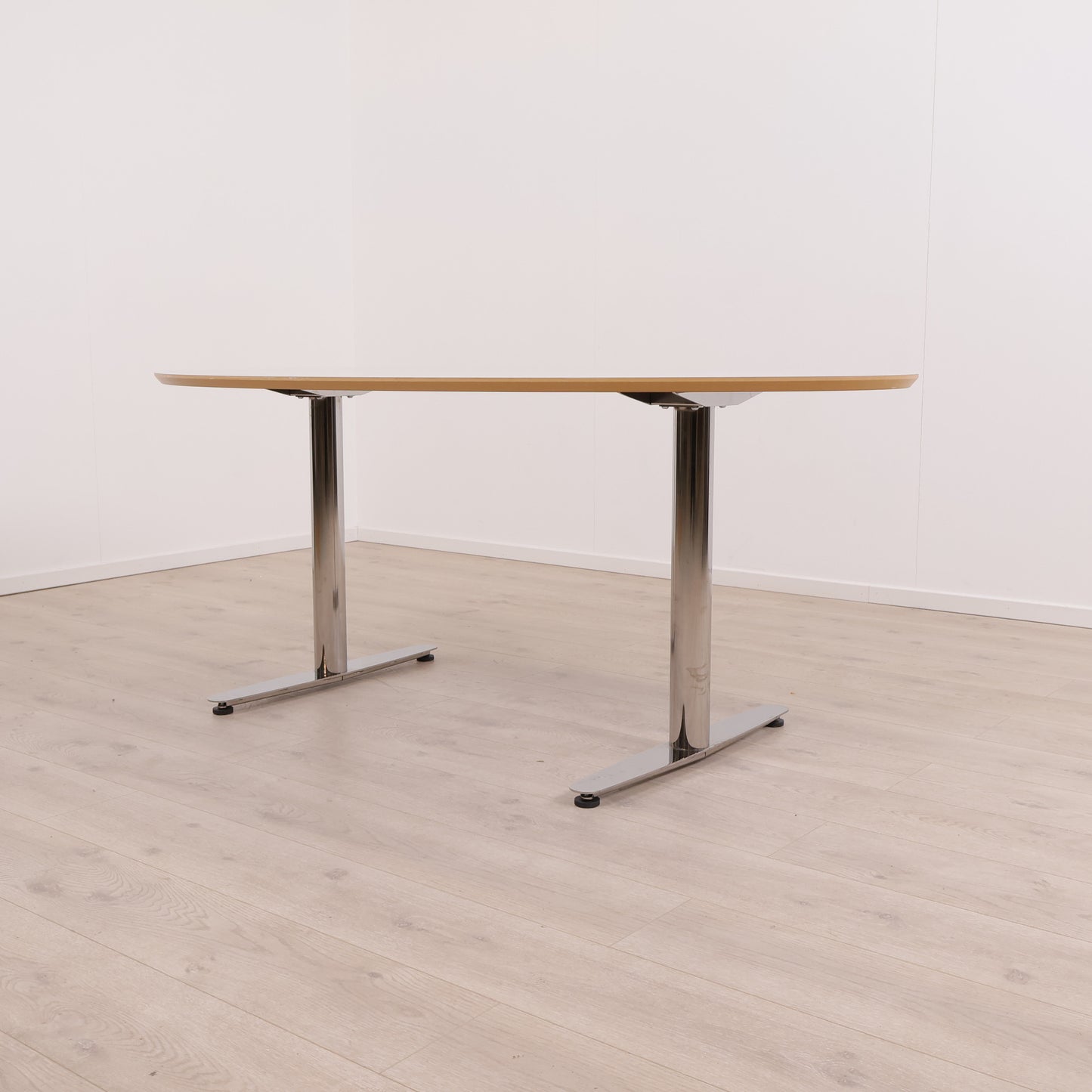Ovalt skrivebord med krom undertell og grå bordplate