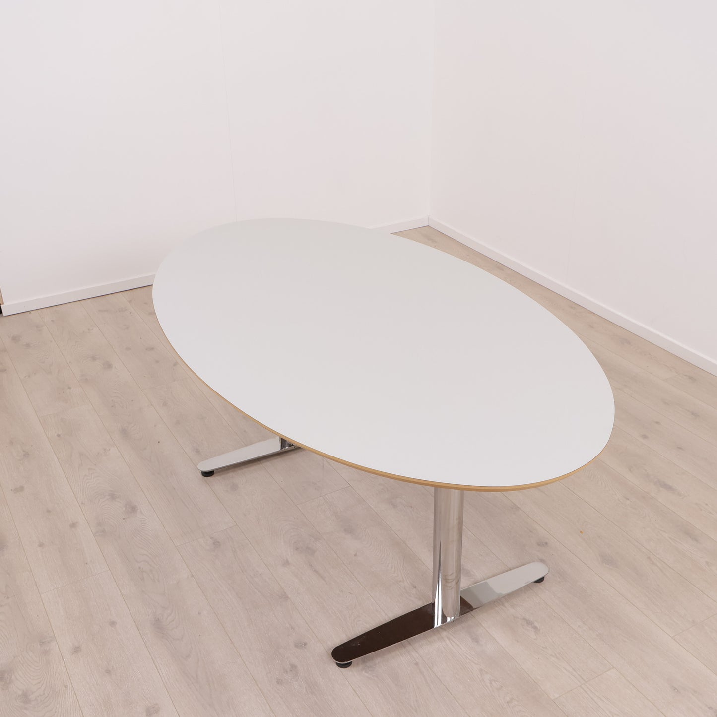 Ovalt skrivebord med krom undertell og grå bordplate