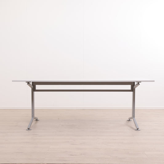 Lyst grå møtebord. 200 x 90 cm