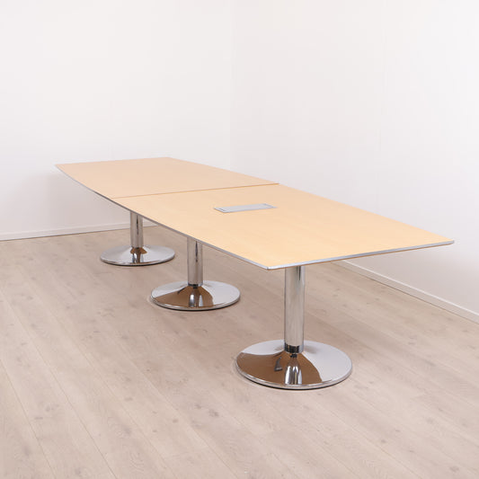 Stort møtebord med kabelluke i midten. 360 x 120 cm