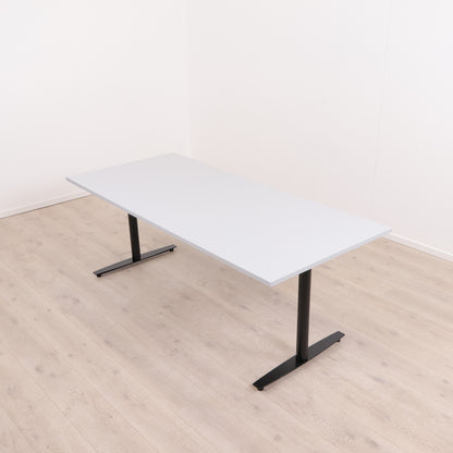 Elektrisk hev/senk skrivebord. Grått/sort. 200 x 90 cm