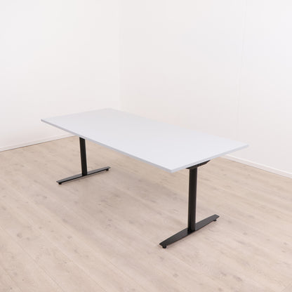 Elektrisk hev/senk skrivebord. Grått/sort. 200 x 90 cm