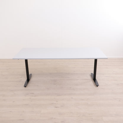 Elektrisk hev/senk skrivebord. Grått/sort. 200 x 90 cm